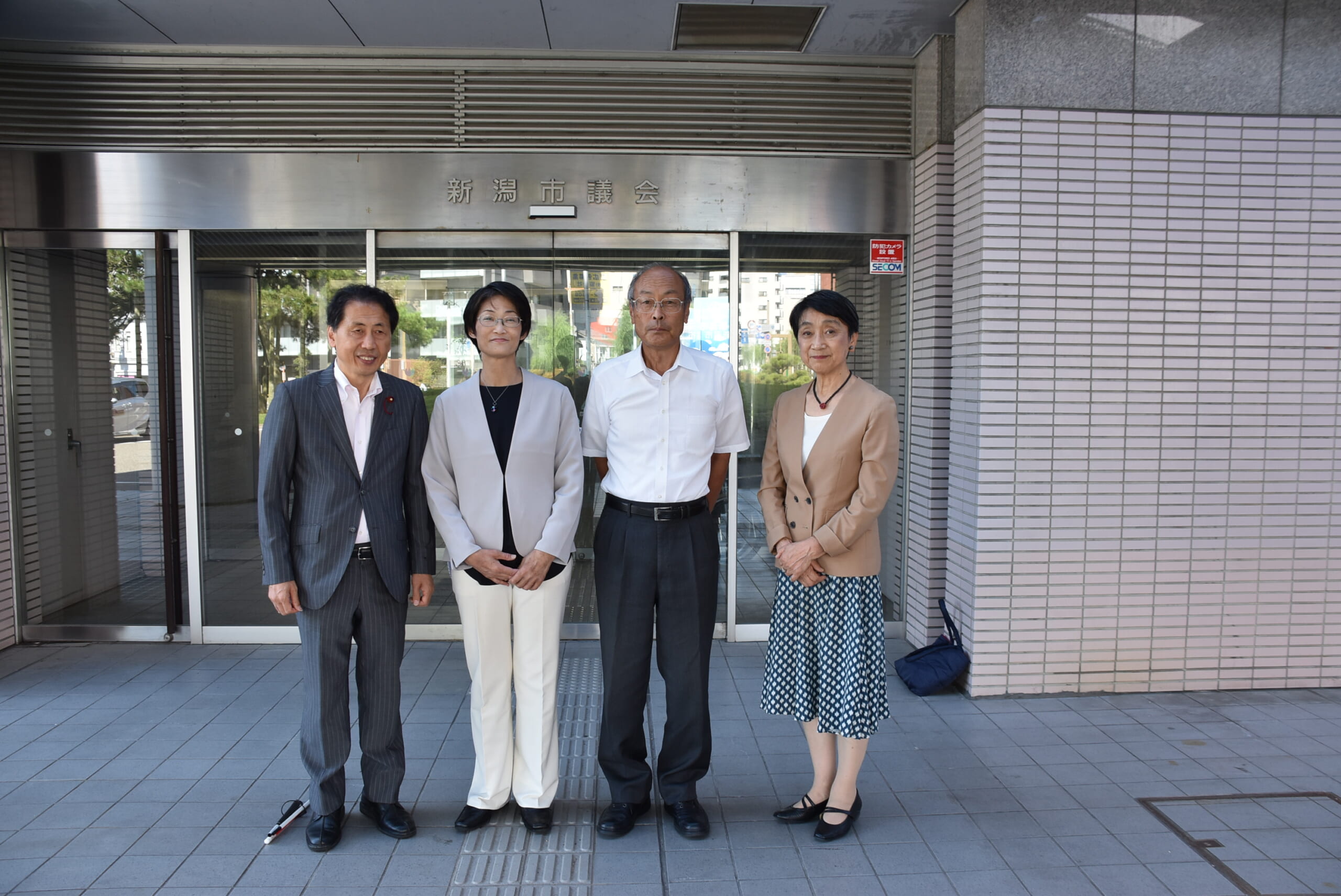 「市民ネットにいがた」の皆さんと山本あきこの集合写真